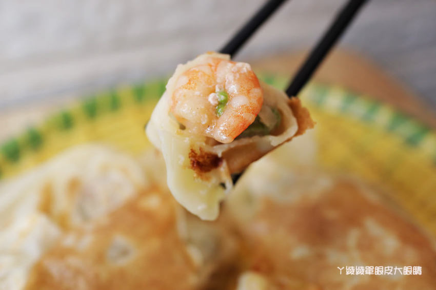 新竹竹北牛肉麵推薦麵家二眷竹北店!會噴汁的冰花煎餃!牛肉麵一碗不到百元,每日現磨豆花免費請你吃