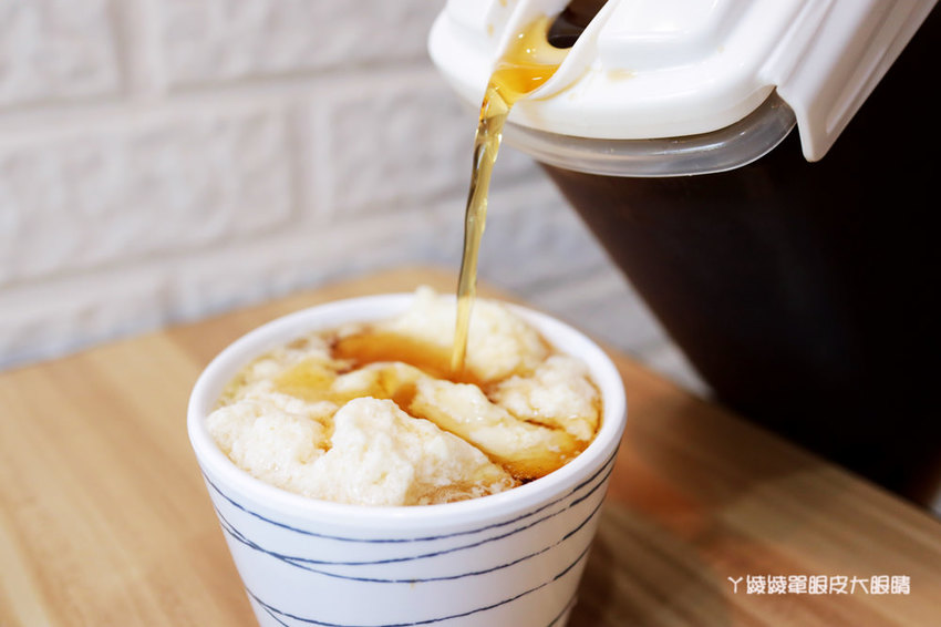 新竹竹北牛肉麵推薦麵家二眷竹北店!會噴汁的冰花煎餃!牛肉麵一碗不到百元,每日現磨豆花免費請你吃