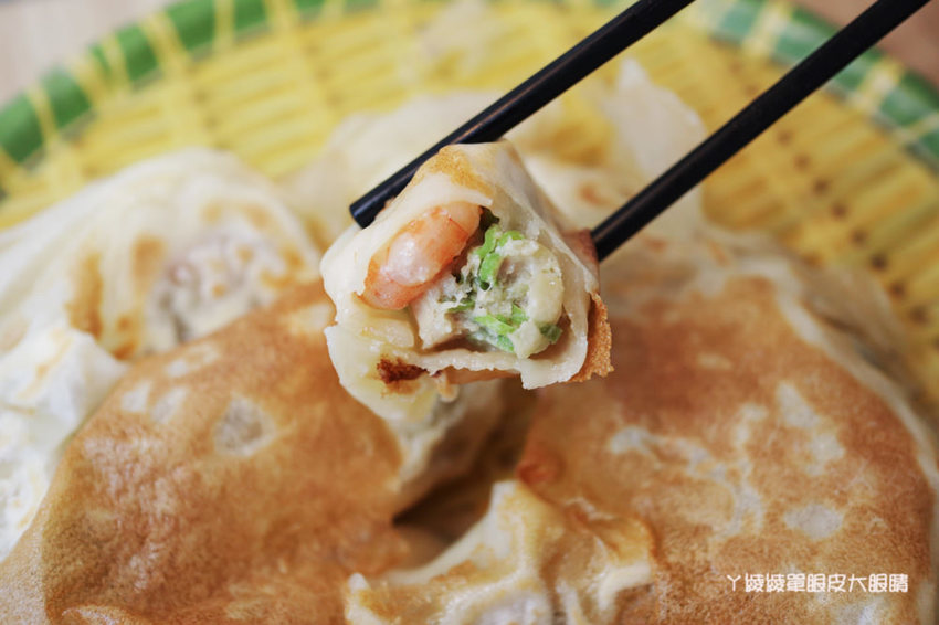 新竹竹北牛肉麵推薦麵家二眷竹北店!會噴汁的冰花煎餃!牛肉麵一碗不到百元,每日現磨豆花免費請你吃