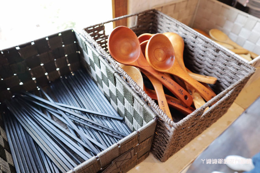 新竹竹北牛肉麵推薦麵家二眷竹北店!會噴汁的冰花煎餃!牛肉麵一碗不到百元,每日現磨豆花免費請你吃