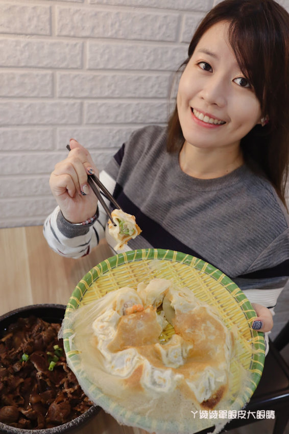 新竹竹北牛肉麵推薦麵家二眷竹北店!會噴汁的冰花煎餃!牛肉麵一碗不到百元,每日現磨豆花免費請你吃