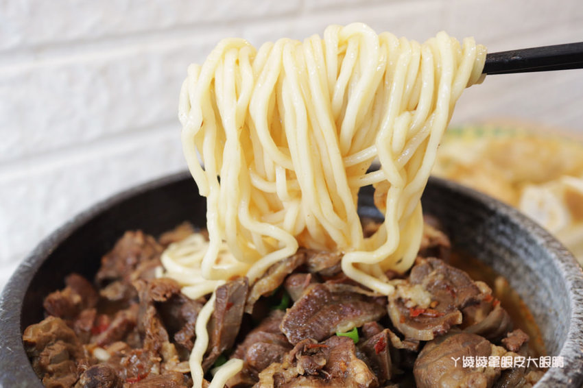 新竹竹北牛肉麵推薦麵家二眷竹北店!會噴汁的冰花煎餃!牛肉麵一碗不到百元,每日現磨豆花免費請你吃