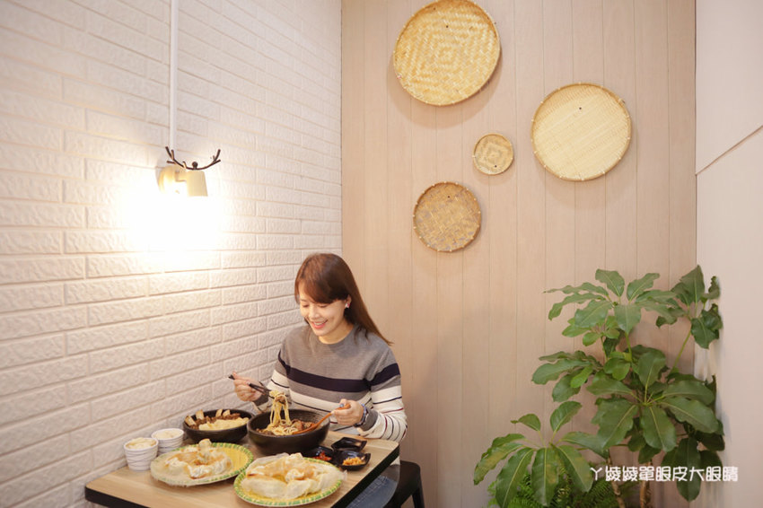 新竹竹北牛肉麵推薦麵家二眷竹北店!會噴汁的冰花煎餃!牛肉麵一碗不到百元,每日現磨豆花免費請你吃