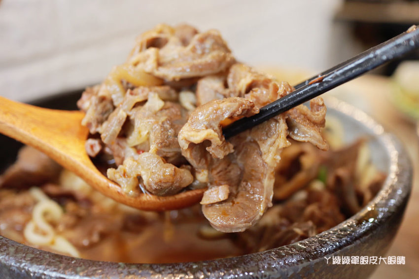 新竹竹北牛肉麵推薦麵家二眷竹北店!會噴汁的冰花煎餃!牛肉麵一碗不到百元,每日現磨豆花免費請你吃