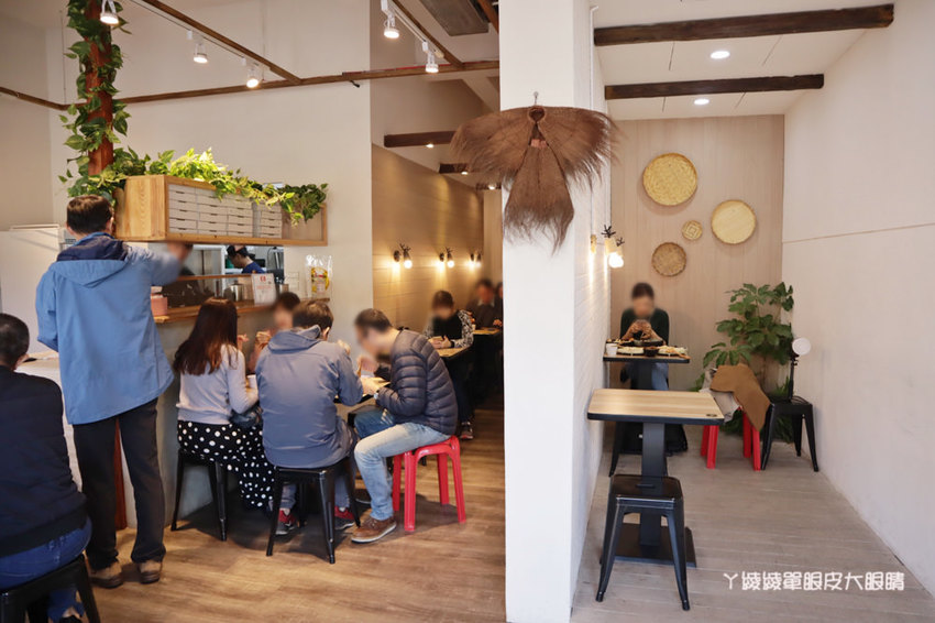 新竹竹北牛肉麵推薦麵家二眷竹北店!會噴汁的冰花煎餃!牛肉麵一碗不到百元,每日現磨豆花免費請你吃