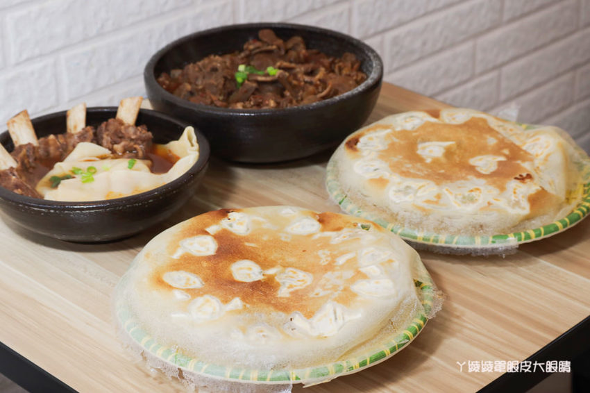 新竹竹北牛肉麵推薦麵家二眷竹北店!會噴汁的冰花煎餃!牛肉麵一碗不到百元,每日現磨豆花免費請你吃