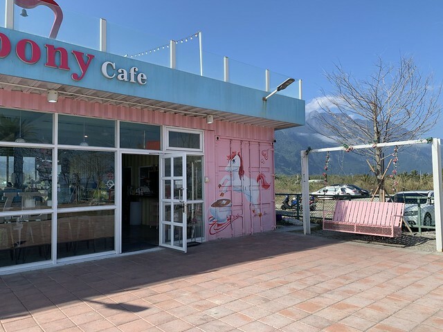 花蓮Pony Cafe｜通往天空的階梯｜海平線的美｜餵食各種小動物｜好玩、好拍的花蓮景點｜附菜單