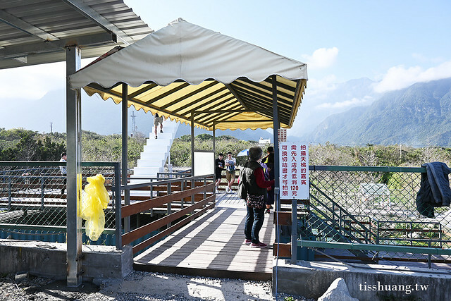 花蓮Pony Cafe｜通往天空的階梯｜海平線的美｜餵食各種小動物｜好玩、好拍的花蓮景點｜附菜單
