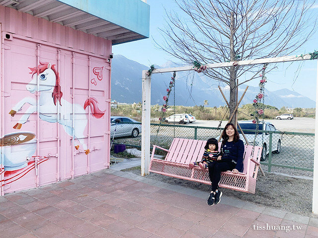 花蓮Pony Cafe｜通往天空的階梯｜海平線的美｜餵食各種小動物｜好玩、好拍的花蓮景點｜附菜單