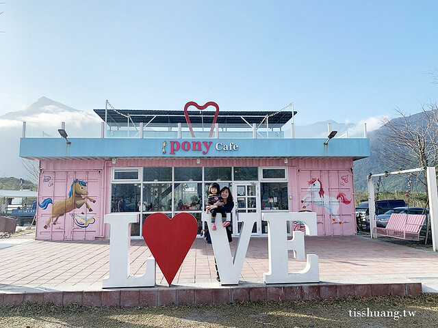 花蓮Pony Cafe｜通往天空的階梯｜海平線的美｜餵食各種小動物｜好玩、好拍的花蓮景點｜附菜單