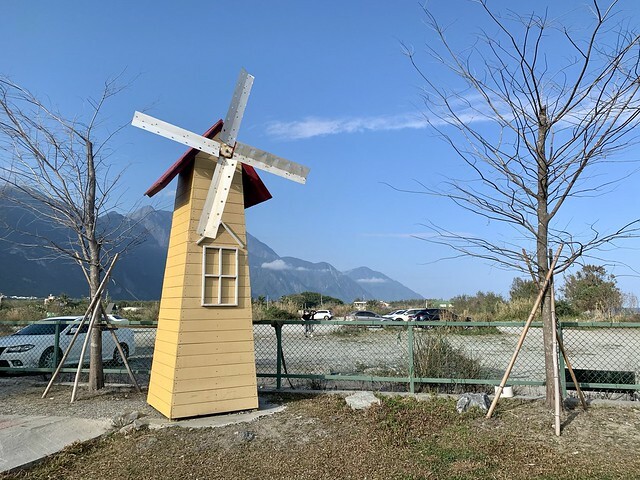花蓮Pony Cafe｜通往天空的階梯｜海平線的美｜餵食各種小動物｜好玩、好拍的花蓮景點｜附菜單