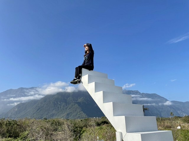 花蓮Pony Cafe｜通往天空的階梯｜海平線的美｜餵食各種小動物｜好玩、好拍的花蓮景點｜附菜單