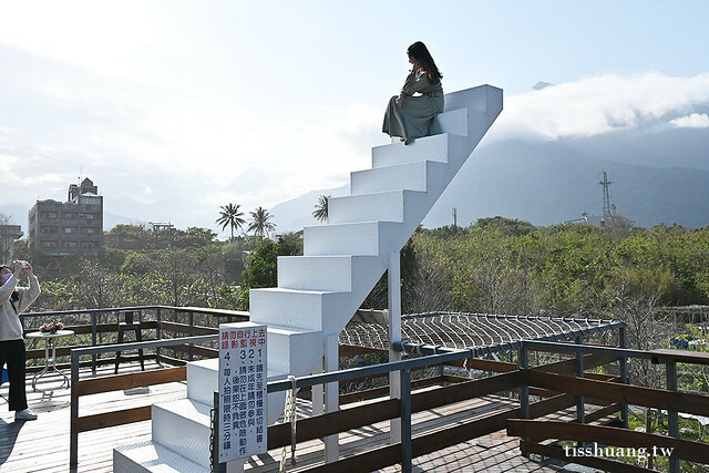 花蓮Pony Cafe｜通往天空的階梯｜海平線的美｜餵食各種小動物｜好玩、好拍的花蓮景點｜附菜單