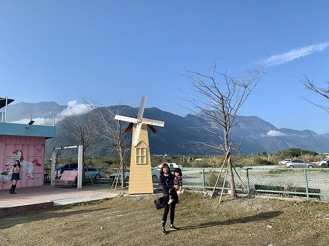 花蓮Pony Cafe｜通往天空的階梯｜海平線的美｜餵食各種小動物｜好玩、好拍的花蓮景點｜附菜單