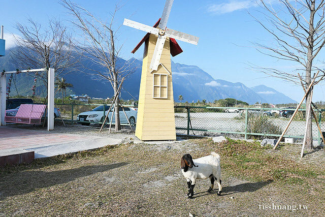 花蓮Pony Cafe｜通往天空的階梯｜海平線的美｜餵食各種小動物｜好玩、好拍的花蓮景點｜附菜單
