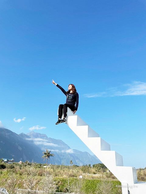 花蓮Pony Cafe｜通往天空的階梯｜海平線的美｜餵食各種小動物｜好玩、好拍的花蓮景點｜附菜單