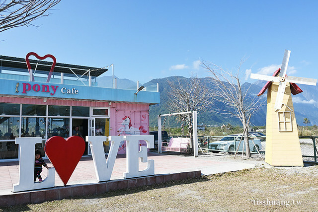 花蓮Pony Cafe｜通往天空的階梯｜海平線的美｜餵食各種小動物｜好玩、好拍的花蓮景點｜附菜單