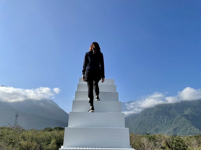 花蓮Pony Cafe｜通往天空的階梯｜海平線的美｜餵食各種小動物｜好玩、好拍的花蓮景點｜附菜單