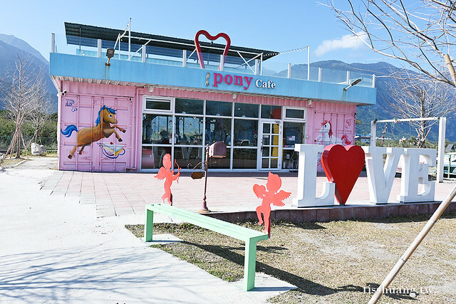 花蓮Pony Cafe｜通往天空的階梯｜海平線的美｜餵食各種小動物｜好玩、好拍的花蓮景點｜附菜單