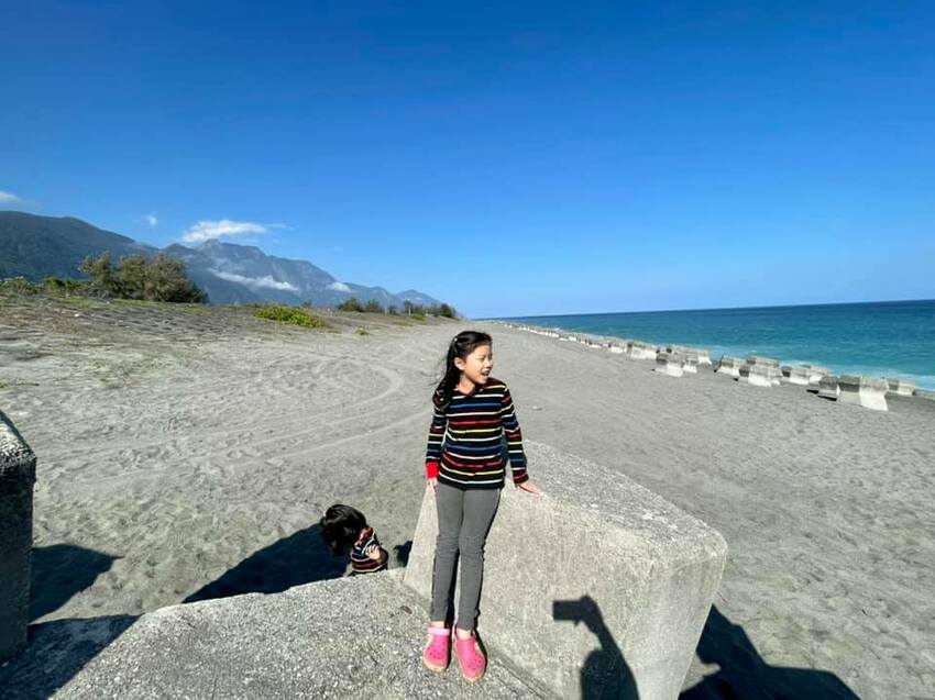 花蓮Pony Cafe｜通往天空的階梯｜海平線的美｜餵食各種小動物｜好玩、好拍的花蓮景點｜附菜單