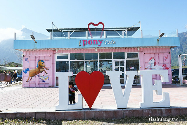 花蓮Pony Cafe｜通往天空的階梯｜海平線的美｜餵食各種小動物｜好玩、好拍的花蓮景點｜附菜單