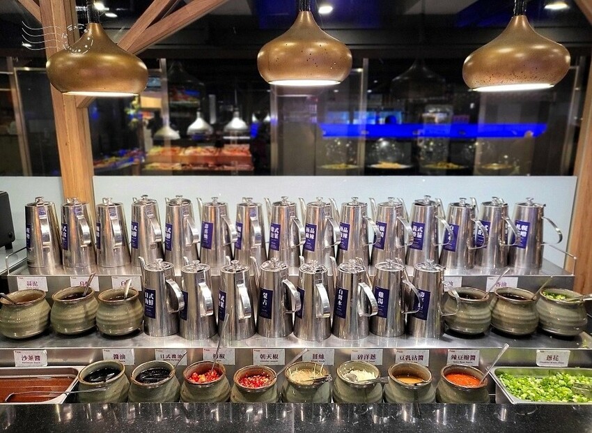 【新千葉火鍋西門町店】高湯醬料區
