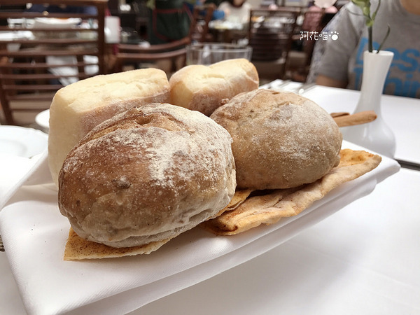 台北西華飯店-Toscana義大利餐廳：【中山國中│乾式熟成牛排】超大天窗玻璃屋，彷彿坐在花園用餐『台北西華飯店-Toscana義大利餐廳』20年的經典義式牛排館，求婚成功率100％的浪漫地點(文末附菜單)