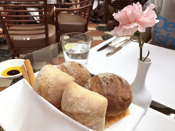 台北西華飯店-Toscana義大利餐廳：【中山國中│乾式熟成牛排】超大天窗玻璃屋，彷彿坐在花園用餐『台北西華飯店-Toscana義大利餐廳』20年的經典義式牛排館，求婚成功率100％的浪漫地點(文末附菜單)