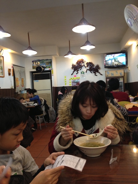 越南河內河粉:不錯吃~生意很好的市場小店~ 越南河內河粉:不錯吃~生意很好的市場小店~