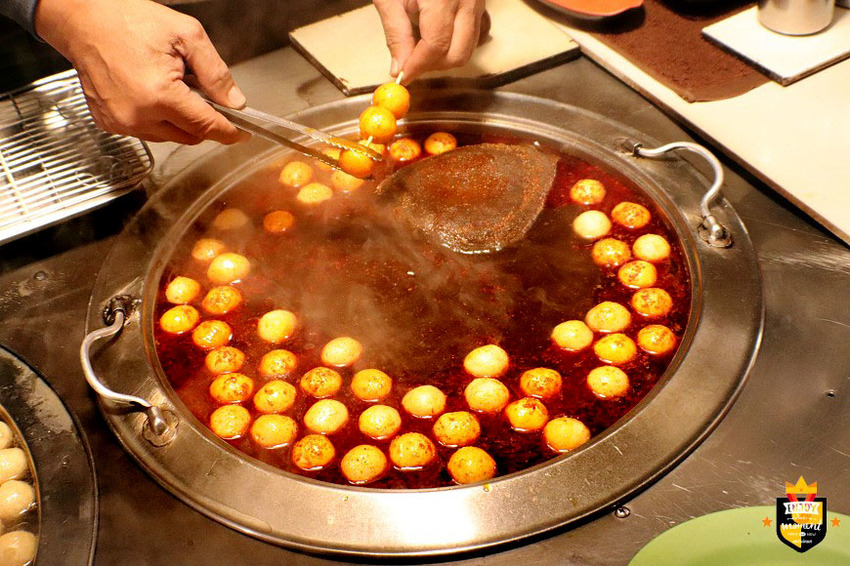 台南魚蛋／只有夜市吃得到／在地飄香10多年／十多種中藥材滷包／麻辣藥膳湯汁