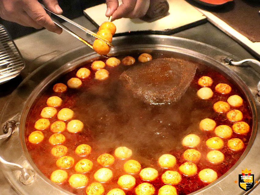 台南魚蛋／只有夜市吃得到／在地飄香10多年／十多種中藥材滷包／麻辣藥膳湯汁