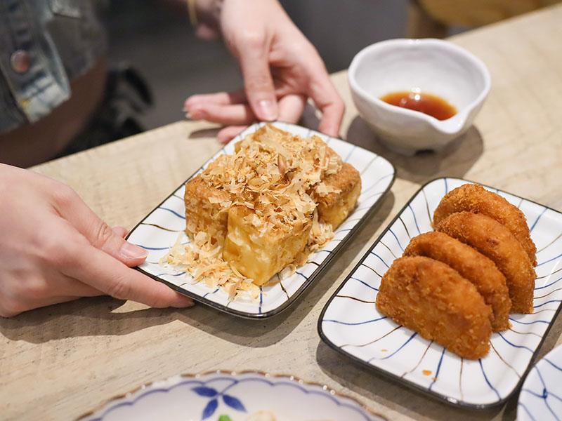 新竹竹北日式居酒屋！橫丁六八屋直火炭烤，老饕最愛串燒、日式炒麵。