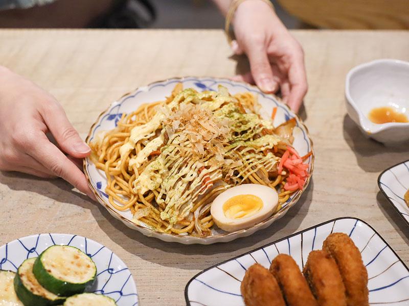 新竹竹北日式居酒屋！橫丁六八屋直火炭烤，老饕最愛串燒、日式炒麵。