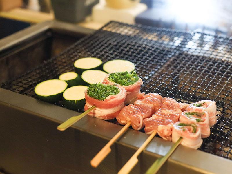 新竹竹北日式居酒屋！橫丁六八屋直火炭烤，老饕最愛串燒、日式炒麵。