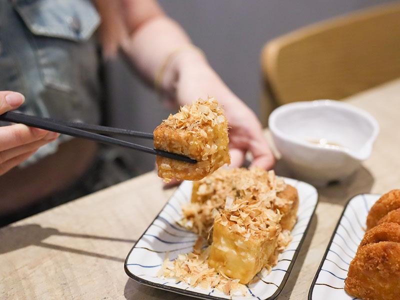 新竹竹北日式居酒屋！橫丁六八屋直火炭烤，老饕最愛串燒、日式炒麵。