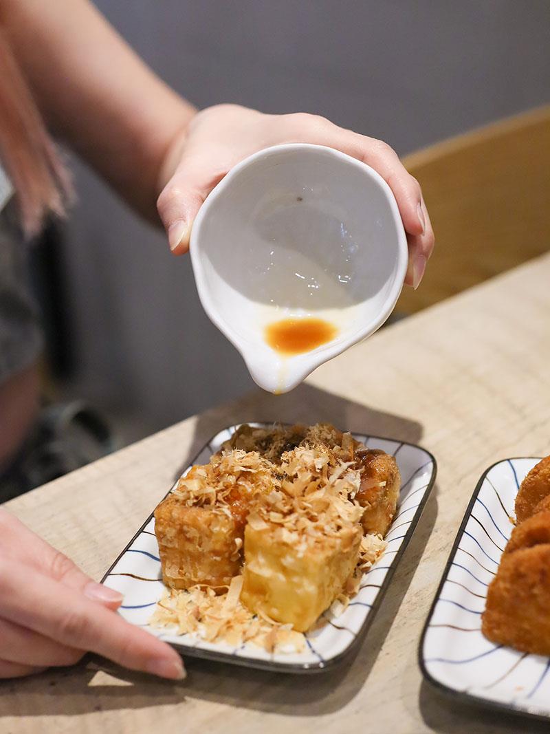 新竹竹北日式居酒屋！橫丁六八屋直火炭烤，老饕最愛串燒、日式炒麵。