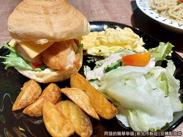 反轉點咖啡14-丹麥堡早午餐.jpg