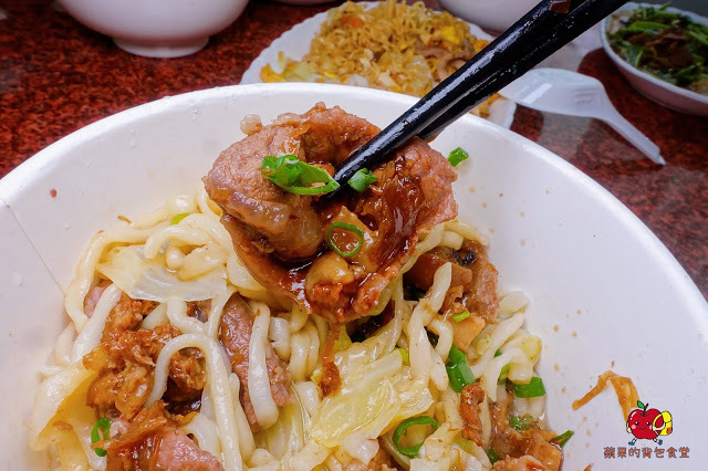 [食記] 新竹竹北-竹山意麵(竹北) 爆漿滷肉飯 蛋汁加上肥瘦參半的滷肉 口水直流 沙茶空心菜炒牛肉滋味一絕 羊肉拉麵大塊羊肉帶筋Q軟有口感