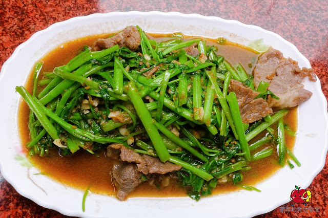 [食記] 新竹竹北-竹山意麵(竹北) 爆漿滷肉飯 蛋汁加上肥瘦參半的滷肉 口水直流 沙茶空心菜炒牛肉滋味一絕 羊肉拉麵大塊羊肉帶筋Q軟有口感