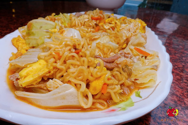 [食記] 新竹竹北-竹山意麵(竹北) 爆漿滷肉飯 蛋汁加上肥瘦參半的滷肉 口水直流 沙茶空心菜炒牛肉滋味一絕 羊肉拉麵大塊羊肉帶筋Q軟有口感