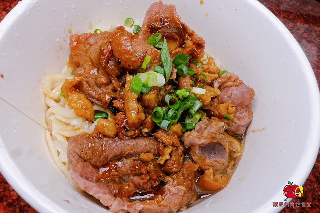 [食記] 新竹竹北-竹山意麵(竹北) 爆漿滷肉飯 蛋汁加上肥瘦參半的滷肉 口水直流 沙茶空心菜炒牛肉滋味一絕 羊肉拉麵大塊羊肉帶筋Q軟有口感