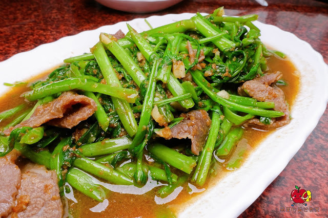 [食記] 新竹竹北-竹山意麵(竹北) 爆漿滷肉飯 蛋汁加上肥瘦參半的滷肉 口水直流 沙茶空心菜炒牛肉滋味一絕 羊肉拉麵大塊羊肉帶筋Q軟有口感