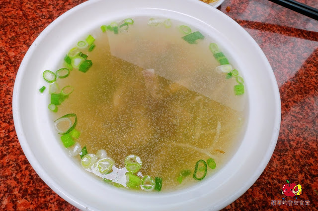 [食記] 新竹竹北-竹山意麵(竹北) 爆漿滷肉飯 蛋汁加上肥瘦參半的滷肉 口水直流 沙茶空心菜炒牛肉滋味一絕 羊肉拉麵大塊羊肉帶筋Q軟有口感