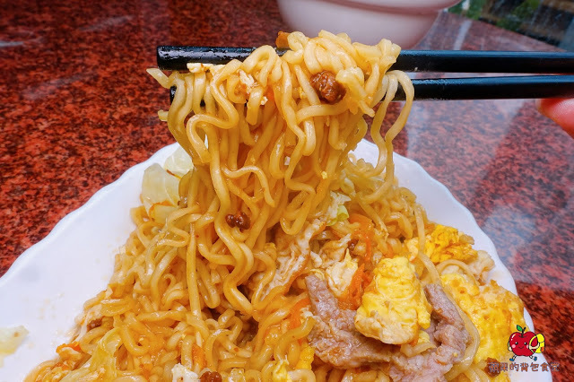 [食記] 新竹竹北-竹山意麵(竹北) 爆漿滷肉飯 蛋汁加上肥瘦參半的滷肉 口水直流 沙茶空心菜炒牛肉滋味一絕 羊肉拉麵大塊羊肉帶筋Q軟有口感