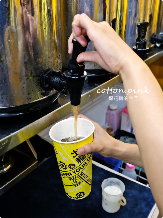 逢甲飲料這杯超划算！珍珠、寒天、椰果通通加只要多5元、原味奶蓋茶一杯不到～文末有完整菜單