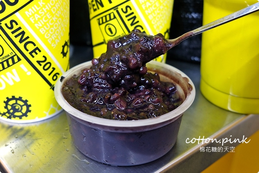 逢甲飲料這杯超划算！珍珠、寒天、椰果通通加只要多5元、原味奶蓋茶一杯不到～文末有完整菜單