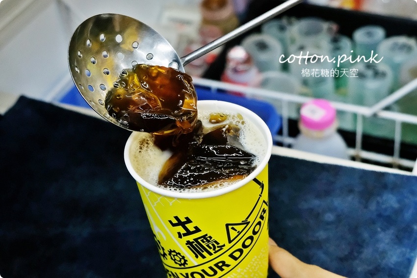 逢甲飲料這杯超划算！珍珠、寒天、椰果通通加只要多5元、原味奶蓋茶一杯不到～文末有完整菜單