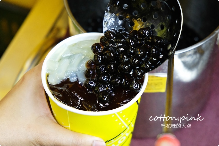 逢甲飲料這杯超划算！珍珠、寒天、椰果通通加只要多5元、原味奶蓋茶一杯不到～文末有完整菜單