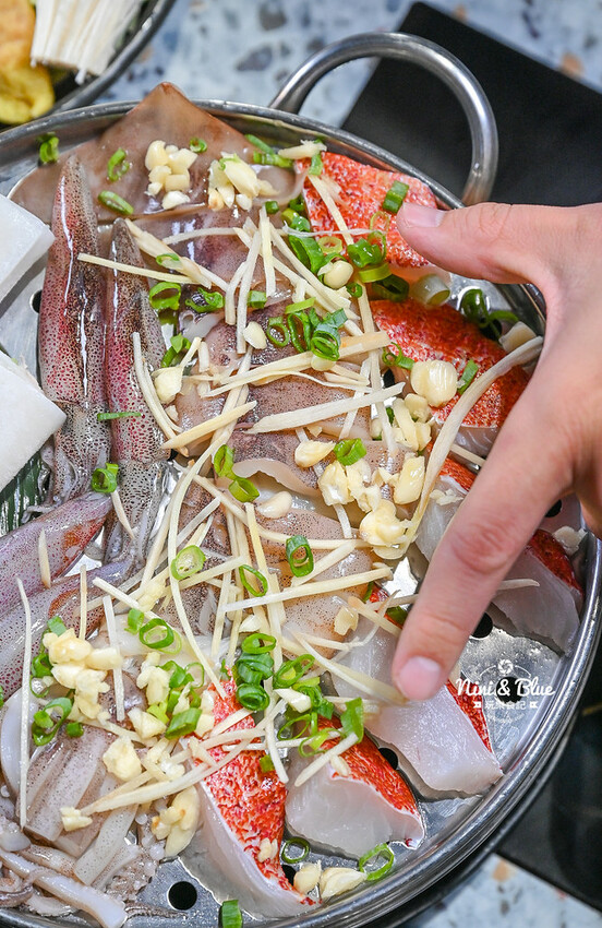 台中梧棲火鍋推薦,三井outlet附近高CP值蒸氣火鍋海鮮塔,推薦加購台灣溫體牛 -妮妮布魯