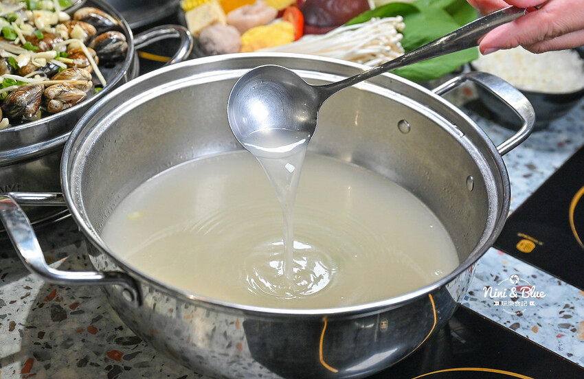 台中梧棲火鍋推薦,三井outlet附近高CP值蒸氣火鍋海鮮塔,推薦加購台灣溫體牛 -妮妮布魯